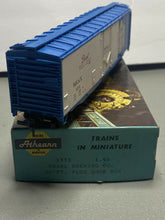Load image into Gallery viewer, Vintage Athearn train HO Scale 1332 Pearl Brewing Country Club car in box A9