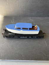 Load image into Gallery viewer, HO BY LIONEL 0801-1 SEABOARD FLAT CAR W/ BLUE BOAT A10