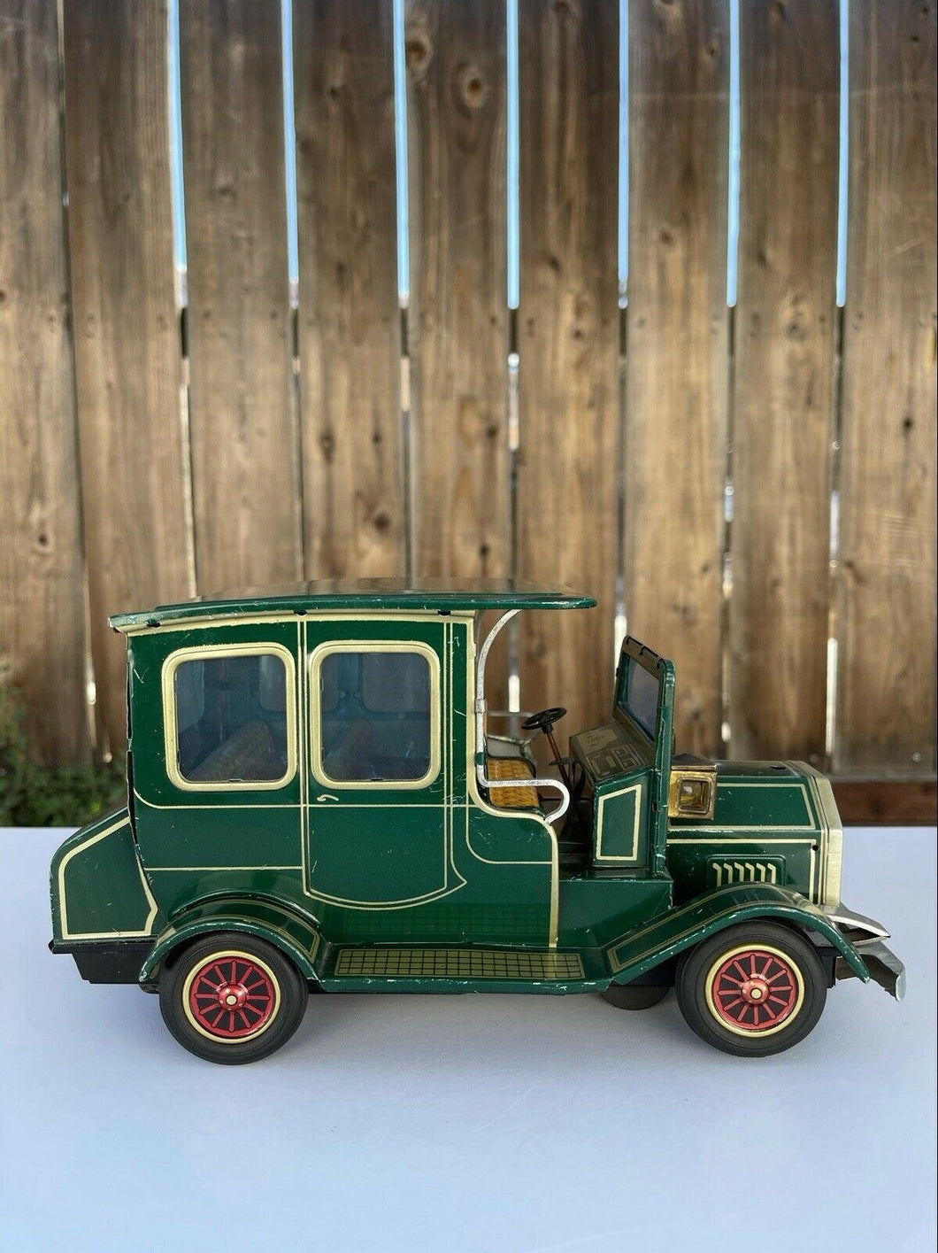 SH Horikawa Japan Tin Battery Operated Old Fashioned Car With Box VINTAGE B11