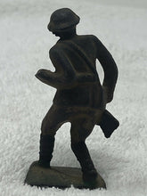 Load image into Gallery viewer, VINTAGE BARCLAY MANOIL LEAD SOLDIER: INFANTRY    TOY B46
