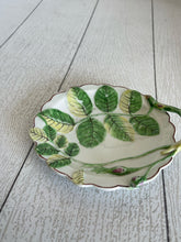 Load image into Gallery viewer, 1765 First Period Worcester “”Blind Earl”” Sweetmeat Dish B62